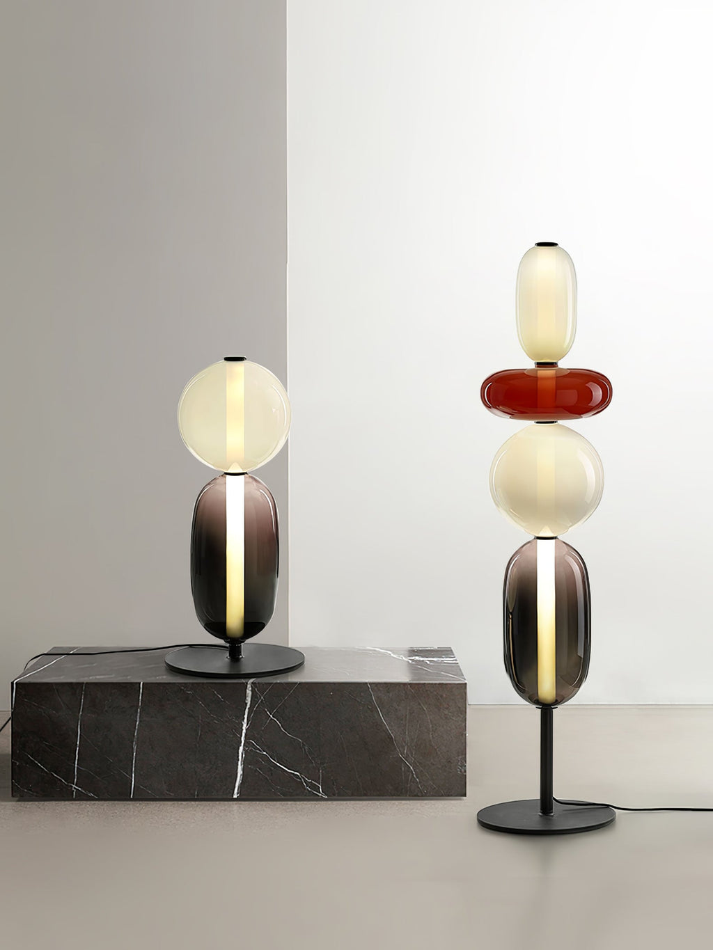 Lámpara de pie de vidrio soplado a mano con racimos de vidrio artísticos – Icono de estilo decorativo con LED integrado – Disponible en dos alturas