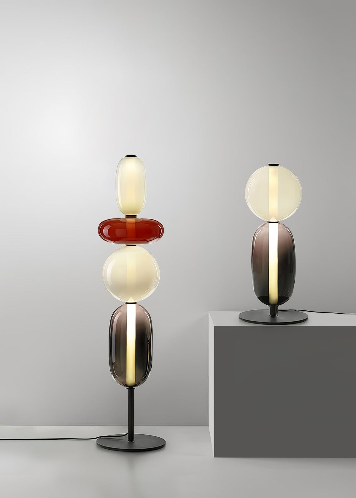 Lámpara de pie de vidrio soplado a mano con racimos de vidrio artísticos – Icono de estilo decorativo con LED integrado – Disponible en dos alturas