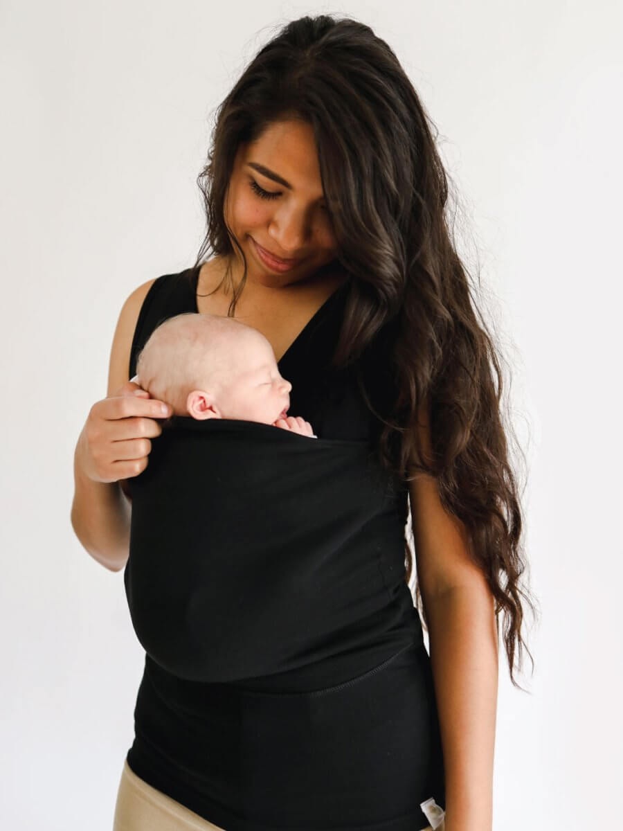 Camiseta portabebés negra, gris o verde militar, funcional y elegante para padres activos