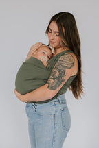 Camiseta portabebés negra, gris o verde militar, funcional y elegante para padres activos