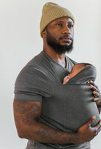 Camiseta portabebés negra, gris o verde militar, funcional y elegante para padres activos