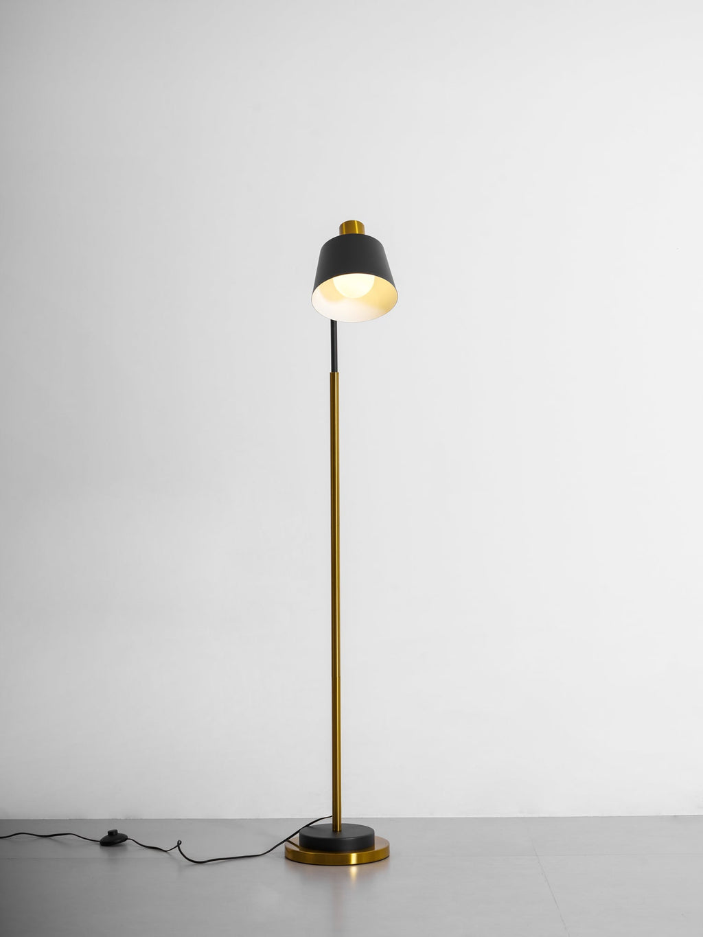 Lámpara de pie Emmental — Pantalla ajustable, perfil delgado, base negra