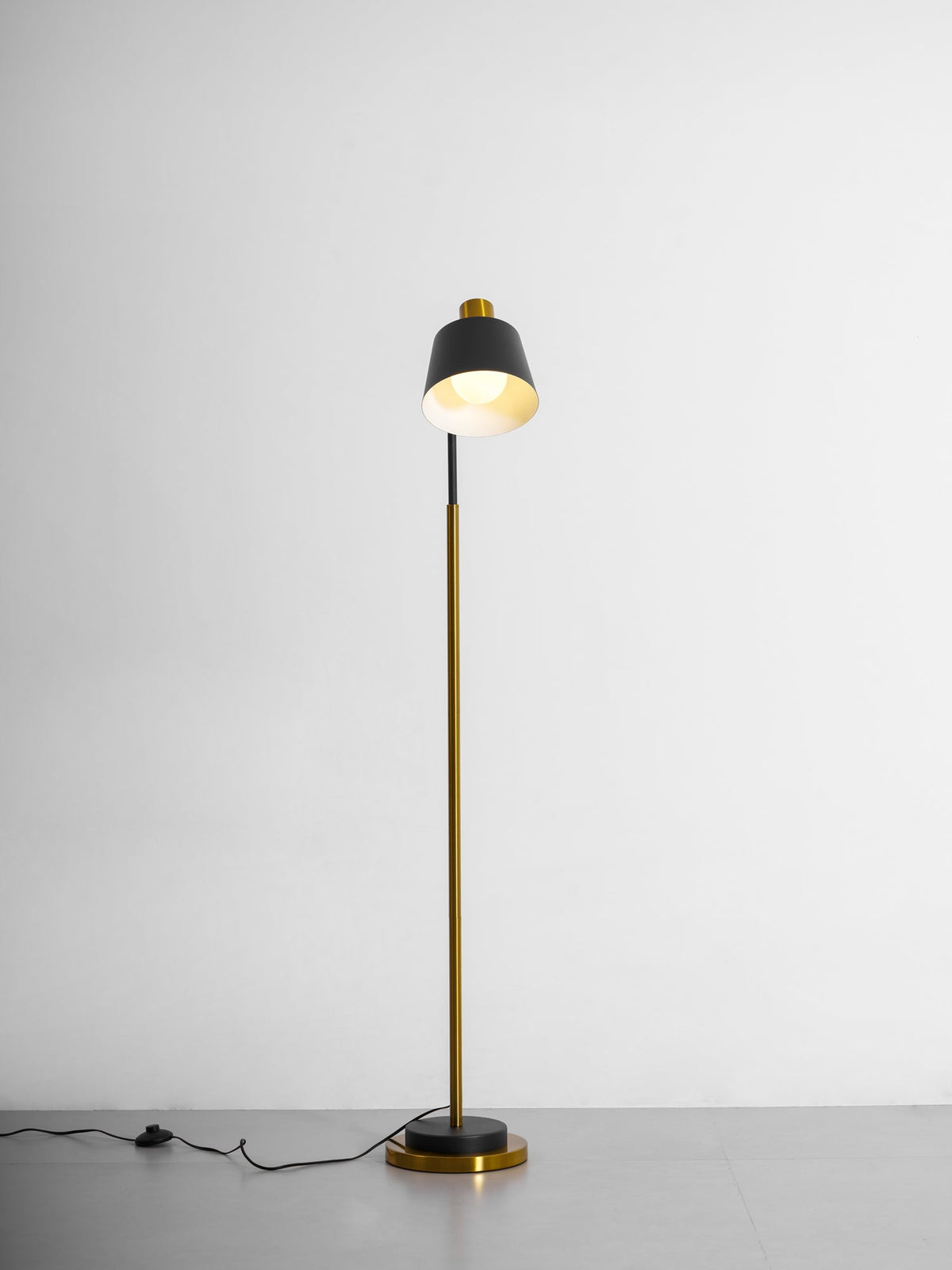 Lámpara de pie Emmental — Pantalla ajustable, perfil delgado, base negra