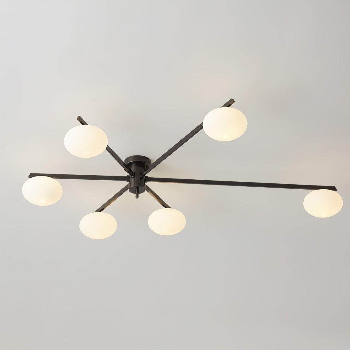 Lámpara de techo con globos de cristal ovalados y brazos delgados – Diseño moderno de perfil bajo para techos bajos en negro o latón – Casquillo G9 –