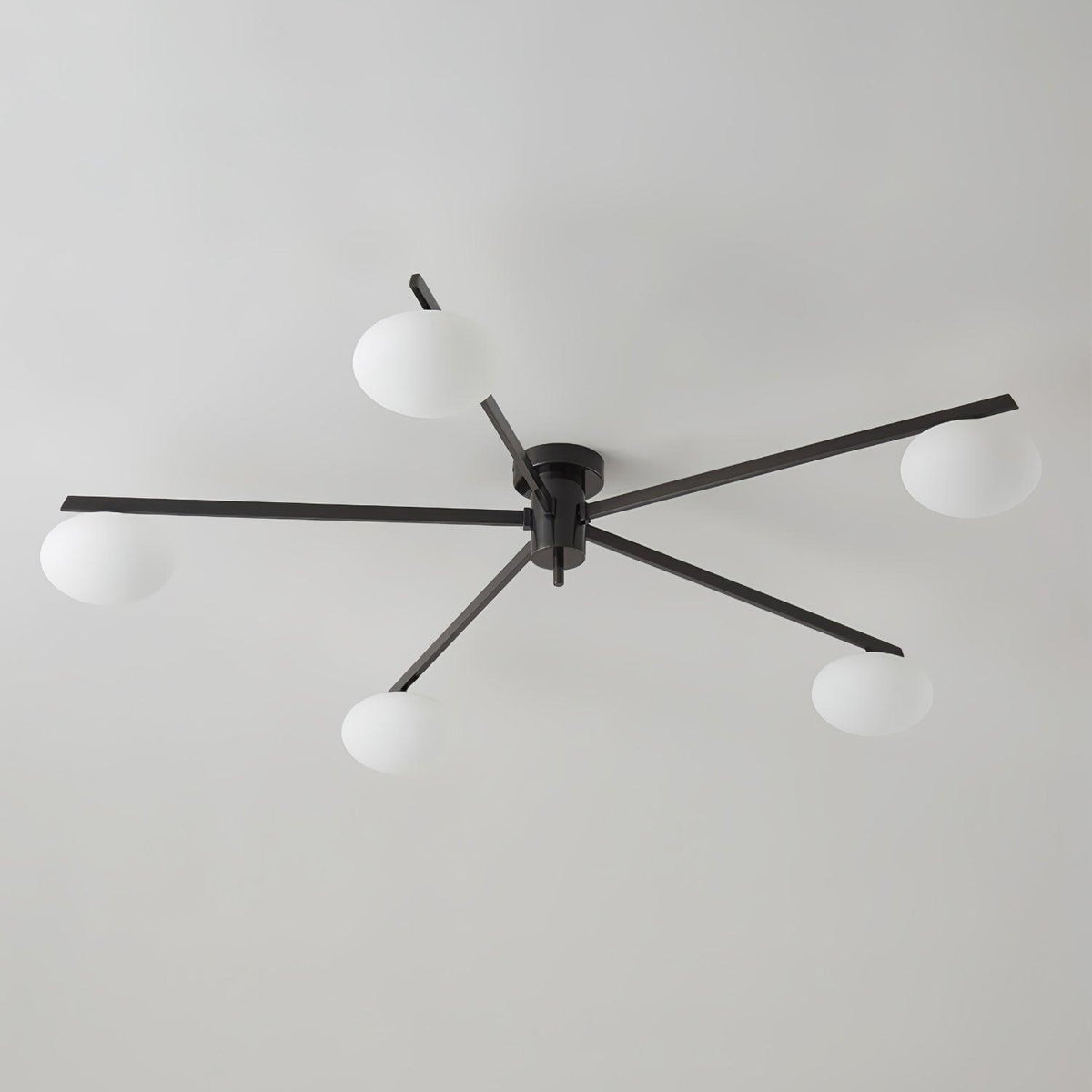 Lámpara de techo con globos de cristal ovalados y brazos delgados – Diseño moderno de perfil bajo para techos bajos en negro o latón – Casquillo G9 –
