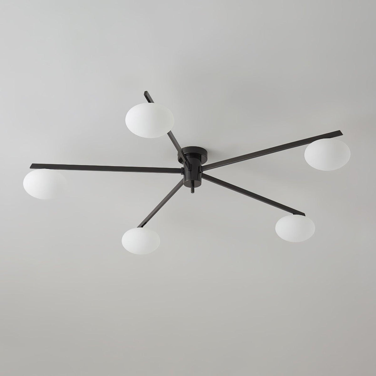 Lámpara de techo con globos de cristal ovalados y brazos delgados – Diseño moderno de perfil bajo para techos bajos en negro o latón – Casquillo G9 –