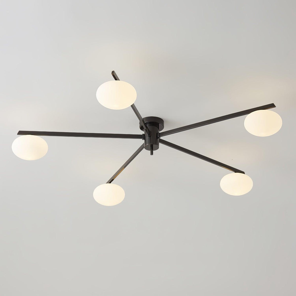 Lámpara de techo con globos de cristal ovalados y brazos delgados – Diseño moderno de perfil bajo para techos bajos en negro o latón – Casquillo G9 –