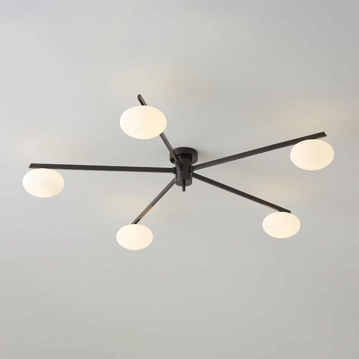 Lámpara de techo con globos de cristal ovalados y brazos delgados – Diseño moderno de perfil bajo para techos bajos en negro o latón – Casquillo G9 –