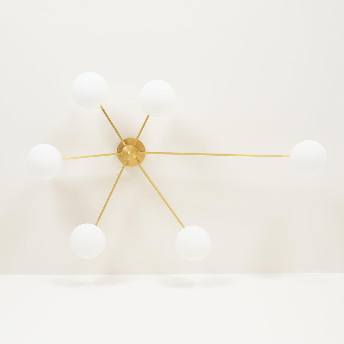 Lámpara de techo con globos de cristal ovalados y brazos delgados – Diseño moderno de perfil bajo para techos bajos en negro o latón – Casquillo G9 –