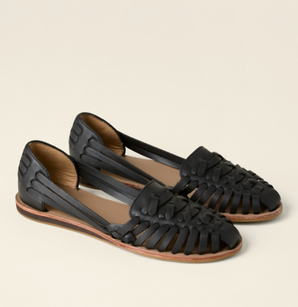 Elegantes zapatos de mujer con diseño ergonómico y plantilla de espuma suave para mayor comodidad durante todo el día.
