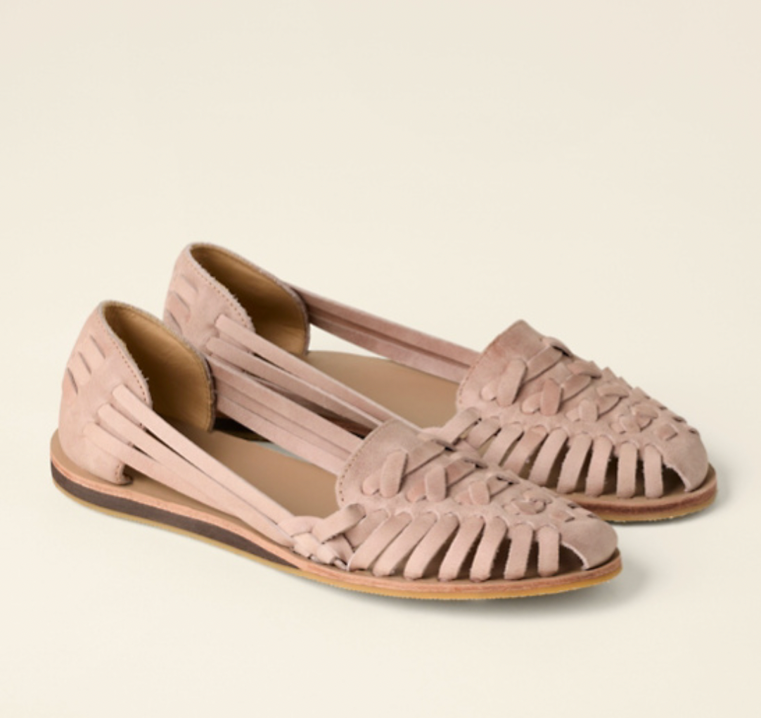 Elegantes zapatos de mujer con diseño ergonómico y plantilla de espuma suave para mayor comodidad durante todo el día.