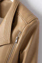 Chaqueta elegante para mujer con corte moderno para un look elegante y seguro.