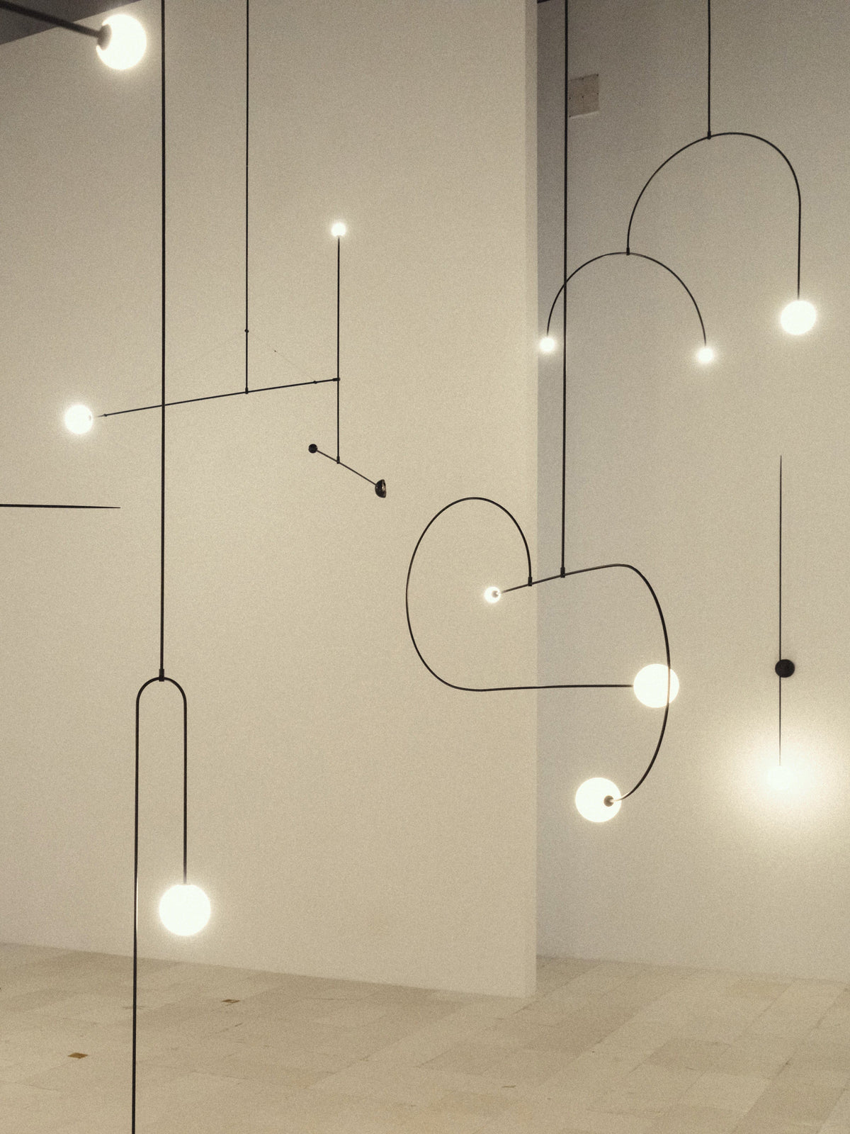 Lámpara de techo móvil con globos de cristal – Diseño moderno en latón o negro – 9 configuraciones – Casquillo G9 y G4