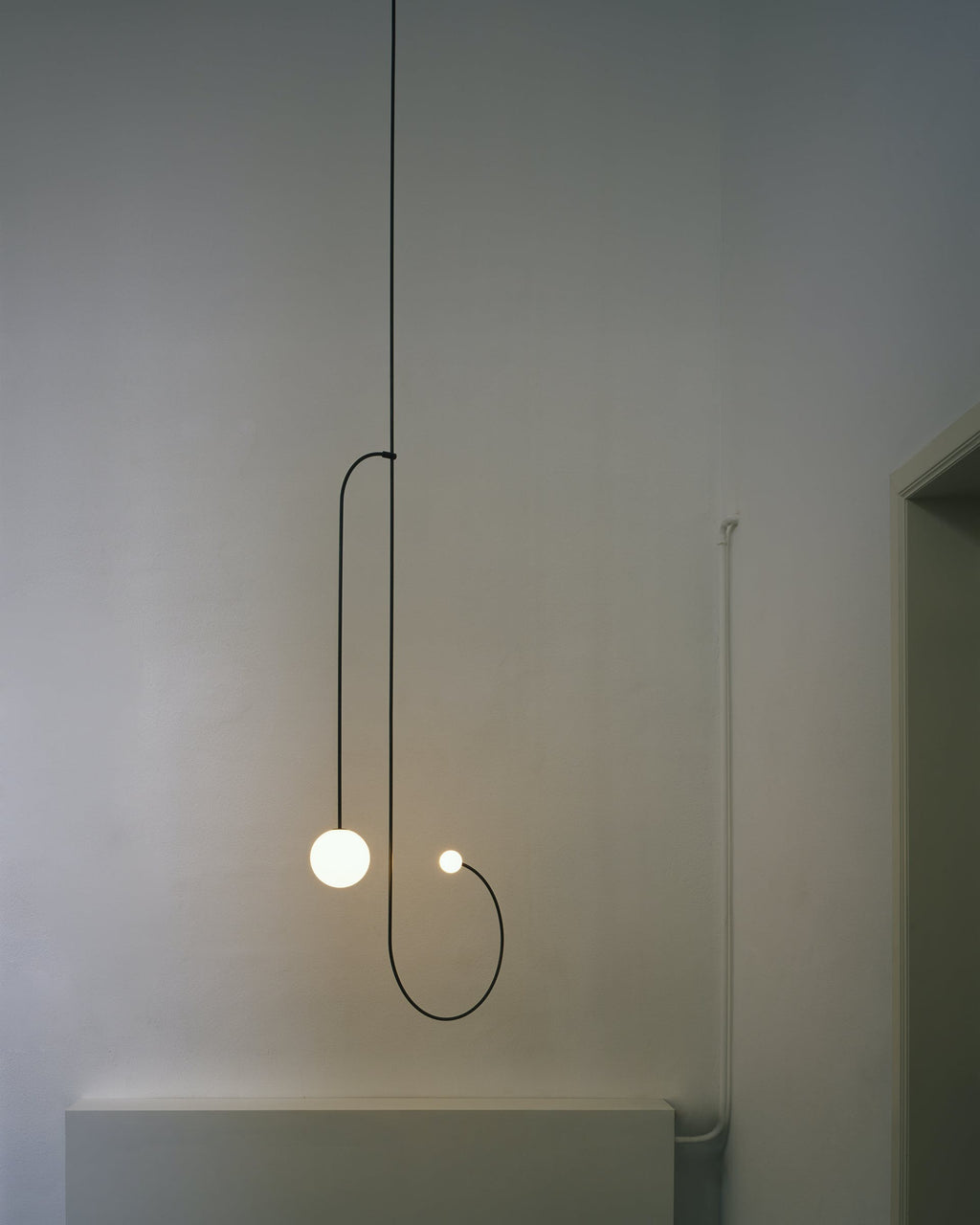 Lámpara de techo móvil con globos de cristal – Diseño moderno en latón o negro – 9 configuraciones – Casquillo G9 y G4