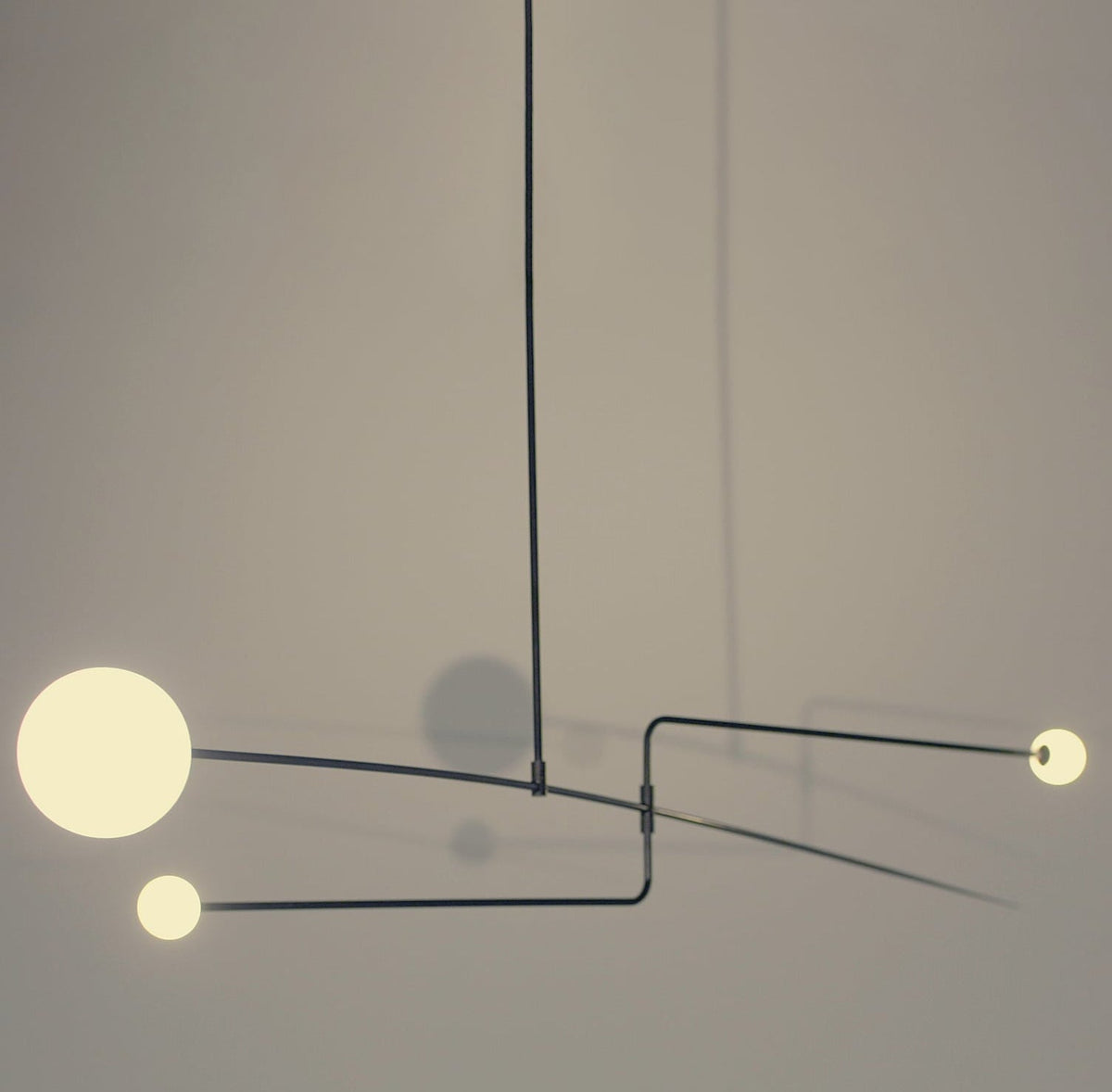 Lámpara de techo móvil con globos de cristal – Diseño moderno en latón o negro – 9 configuraciones – Casquillo G9 y G4