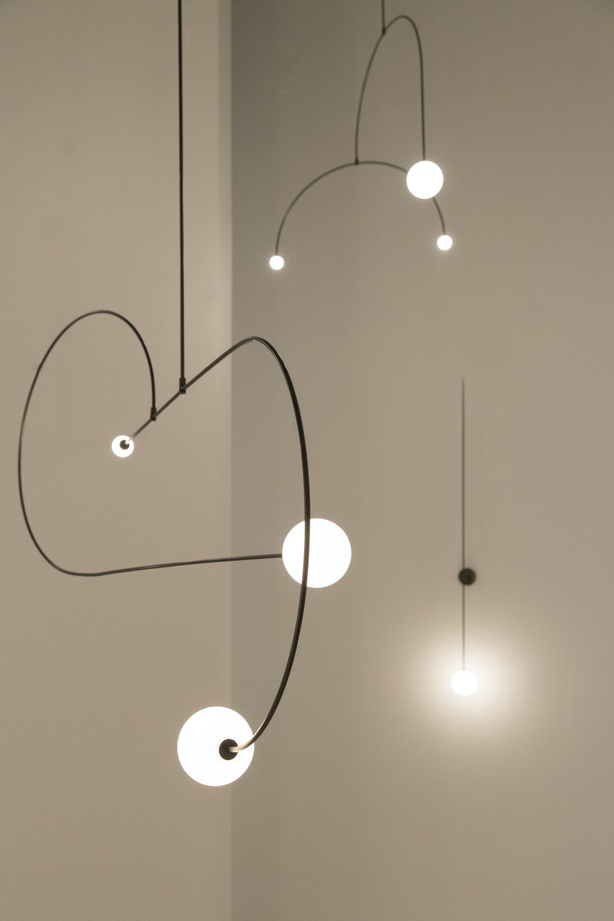 Lámpara de techo móvil con globos de cristal – Diseño moderno en latón o negro – 9 configuraciones – Casquillo G9 y G4