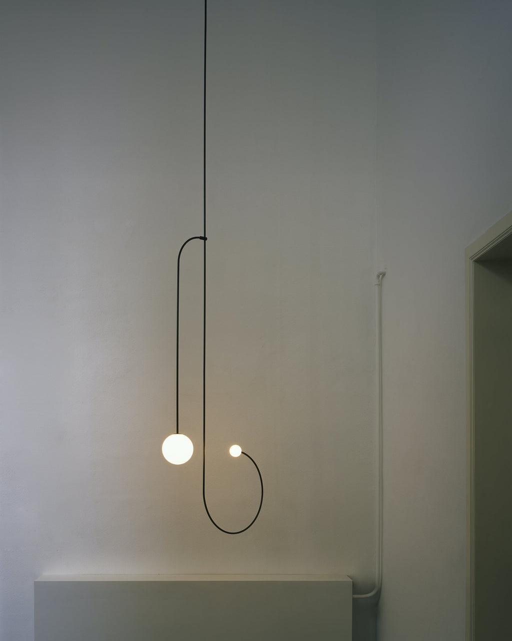 Lámpara de techo móvil con globos de cristal – Diseño moderno en latón o negro – 9 configuraciones – Casquillo G9 y G4