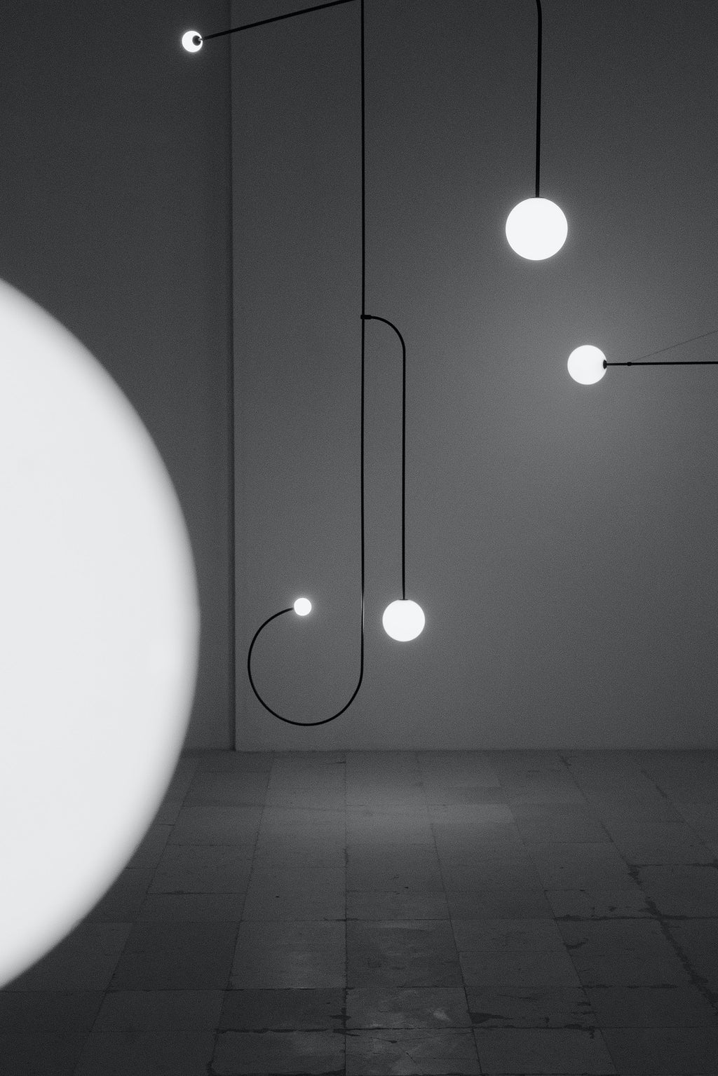 Lámpara de techo móvil con globos de cristal – Diseño moderno en latón o negro – 9 configuraciones – Casquillo G9 y G4