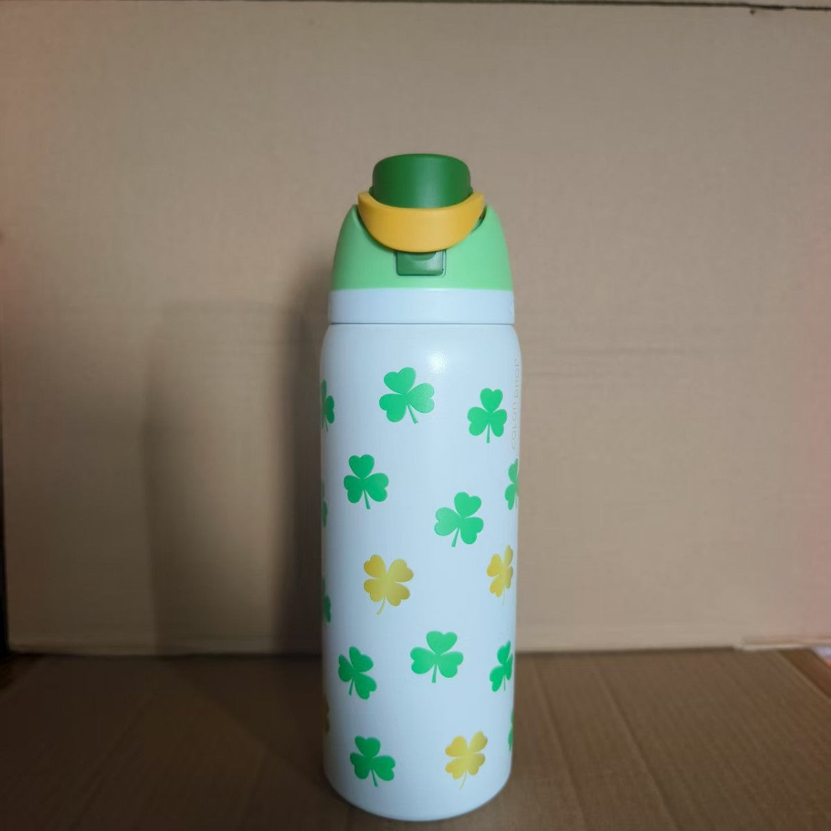 Botella de agua aislada al vacío de acero inoxidable con tapa abatible de un solo toque y cierre de seguridad a prueba de fugas.