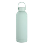 Botella de agua aislada