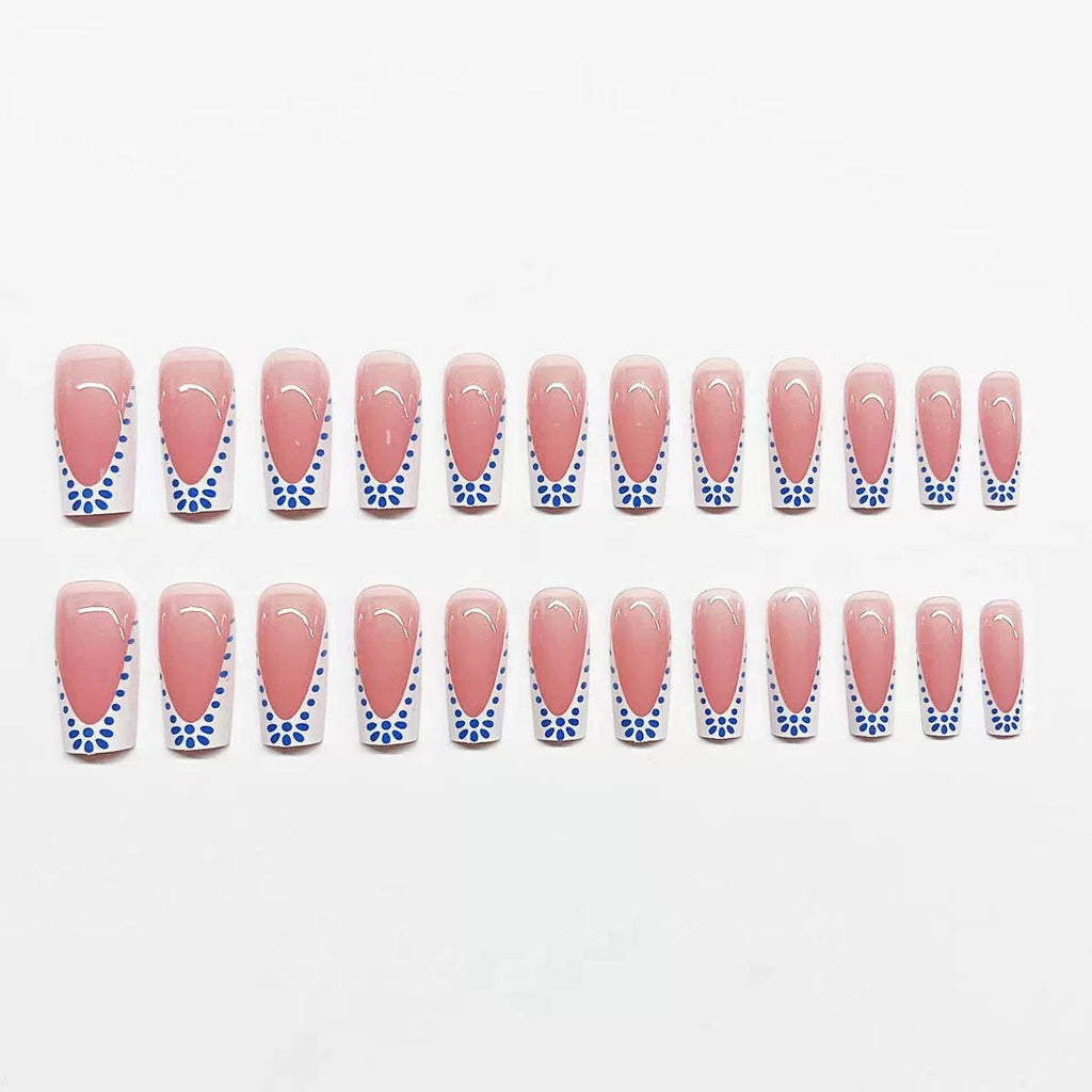 Diseño artístico de uñas con punta francesa