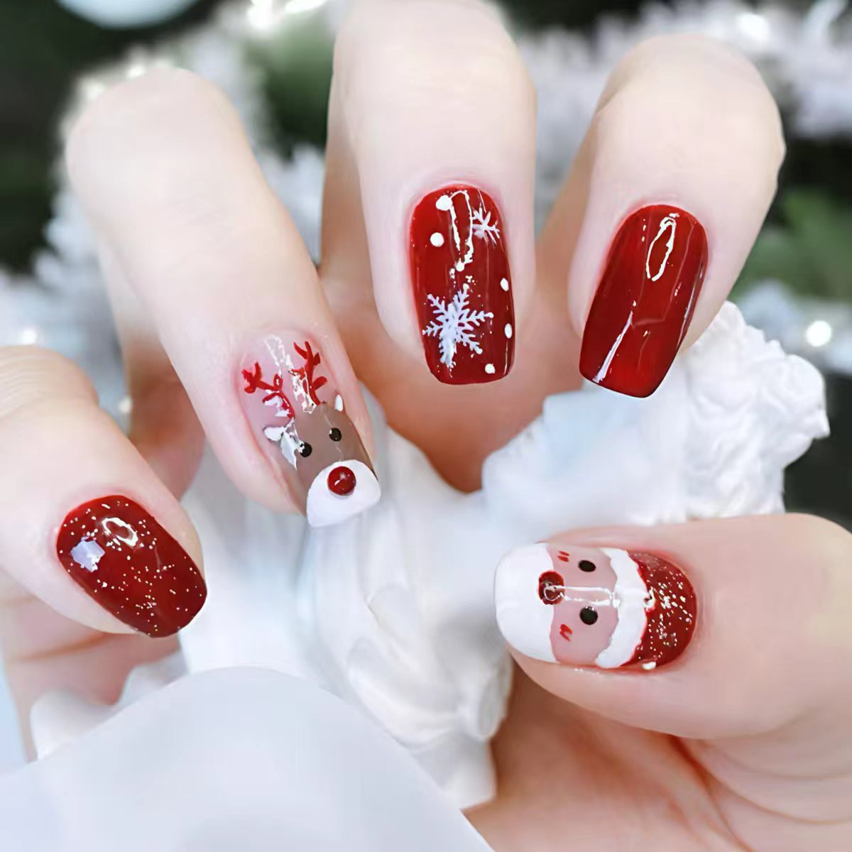 Diseño festivo de uñas en 3D de renos y Papá Noel