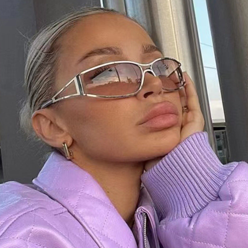 Sonnenbrille deportivo para mujer en estilo futurista