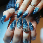 Diseño de uñas stiletto con estampado de copos de nieve
