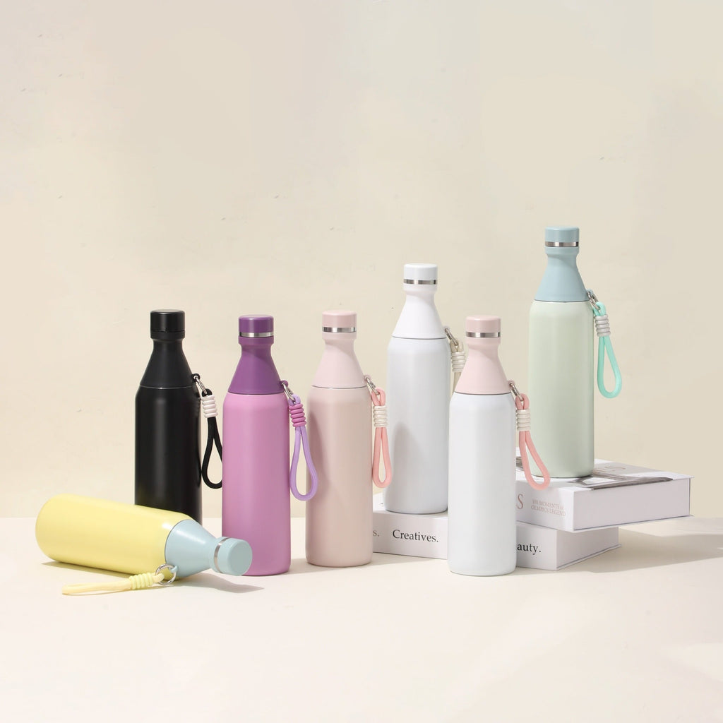 Botella de agua isotérmica para mujer con práctica correa de transporte