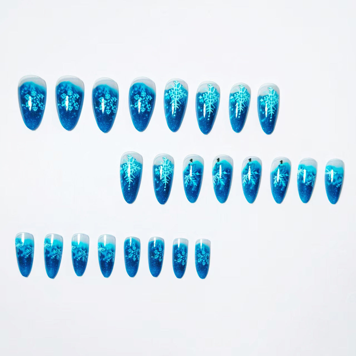 Diseño de uñas stiletto con estampado de copos de nieve
