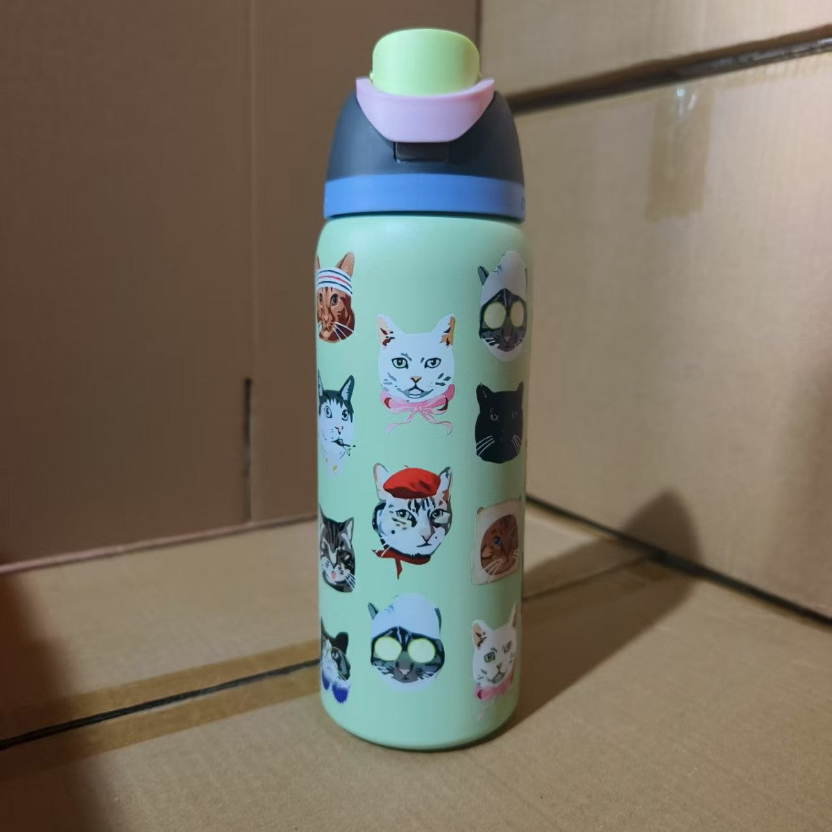 Botella de agua aislada al vacío de acero inoxidable con tapa abatible de un solo toque y cierre de seguridad a prueba de fugas.