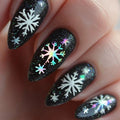Arte de uñas creativo con copos de nieve