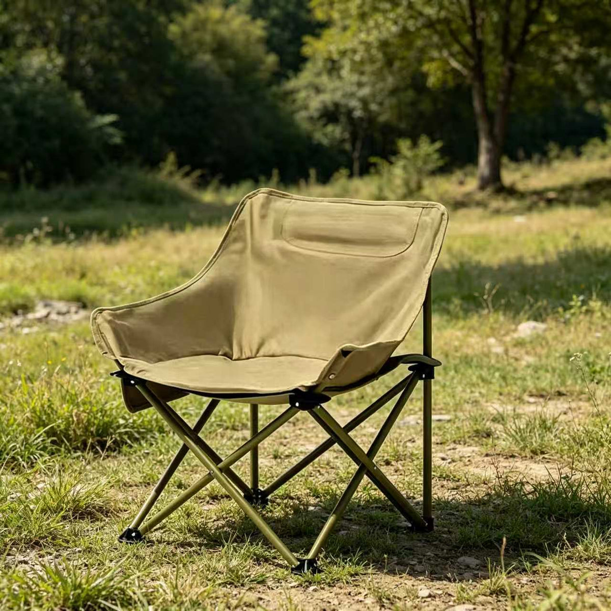 Silla plegable para mujer con diseño ergonómico y construcción estable.