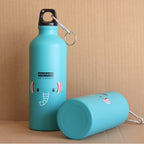 Botella de agua infantil aislada