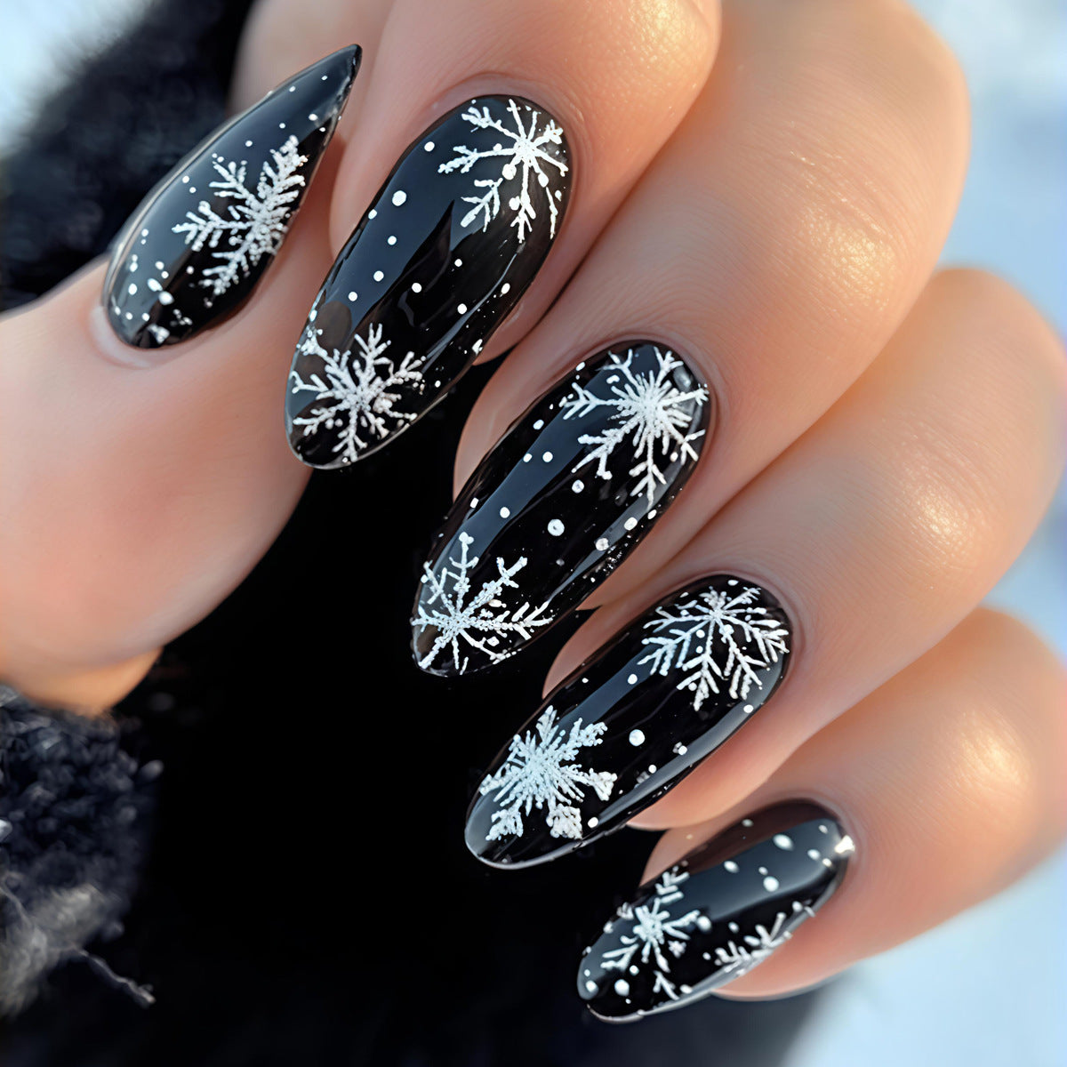 Arte de uñas con copos de nieve invernales artísticos