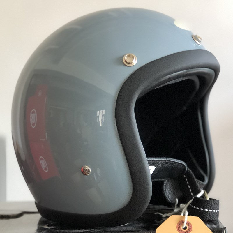 Casco de motocicleta clásico de media carcasa