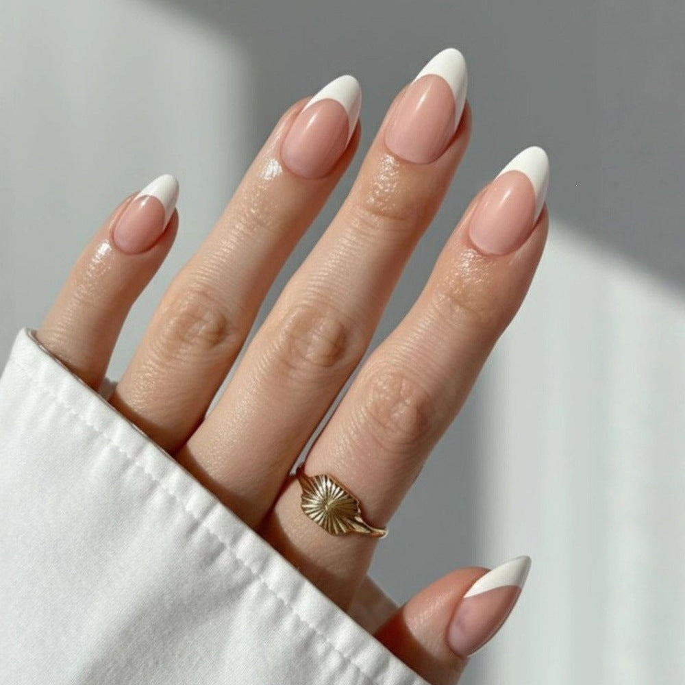 Diseño de uñas francés elegante y con estilo