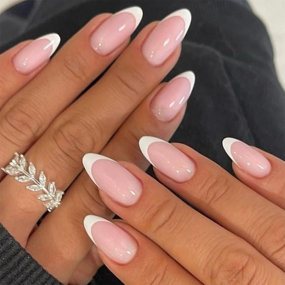 Diseño de uñas francés elegante y con estilo