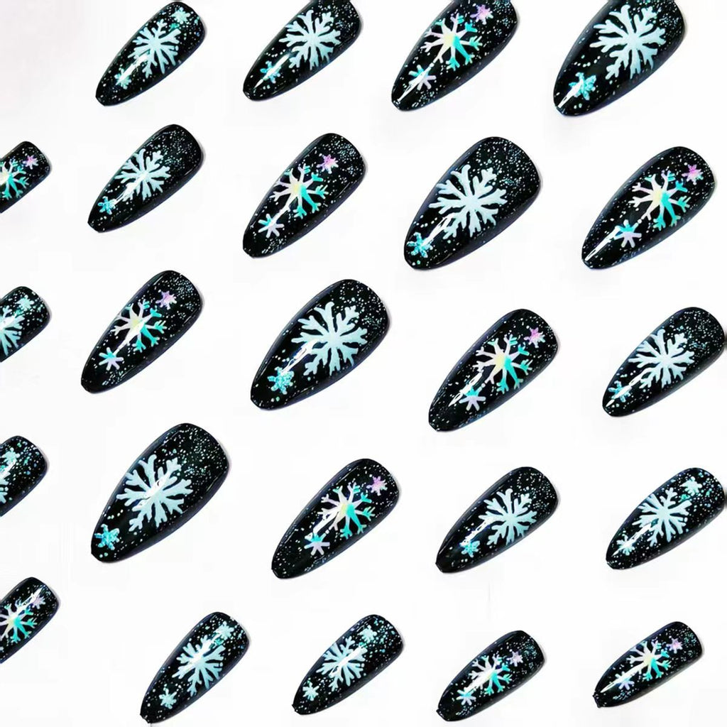 Arte de uñas creativo con copos de nieve