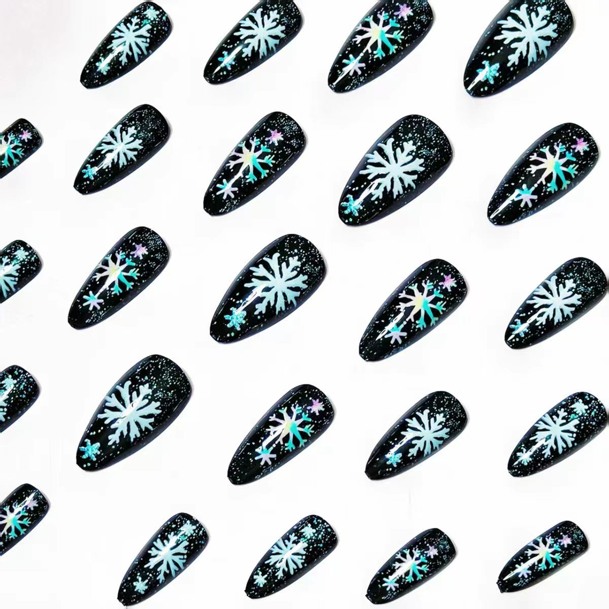 Arte de uñas creativo con copos de nieve