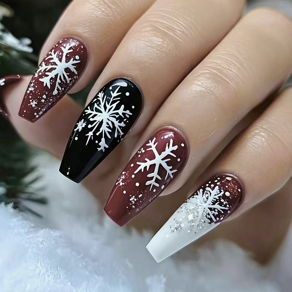 Diseño festivo de uñas para las fiestas 1788155575