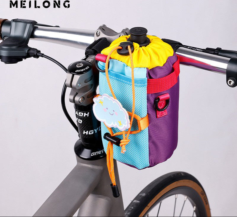Bonita bolsa isotérmica para botellas de agua infantiles con múltiples correas ajustables de velcro y bolsillo de malla