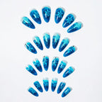 Diseño de uñas stiletto con estampado de copos de nieve
