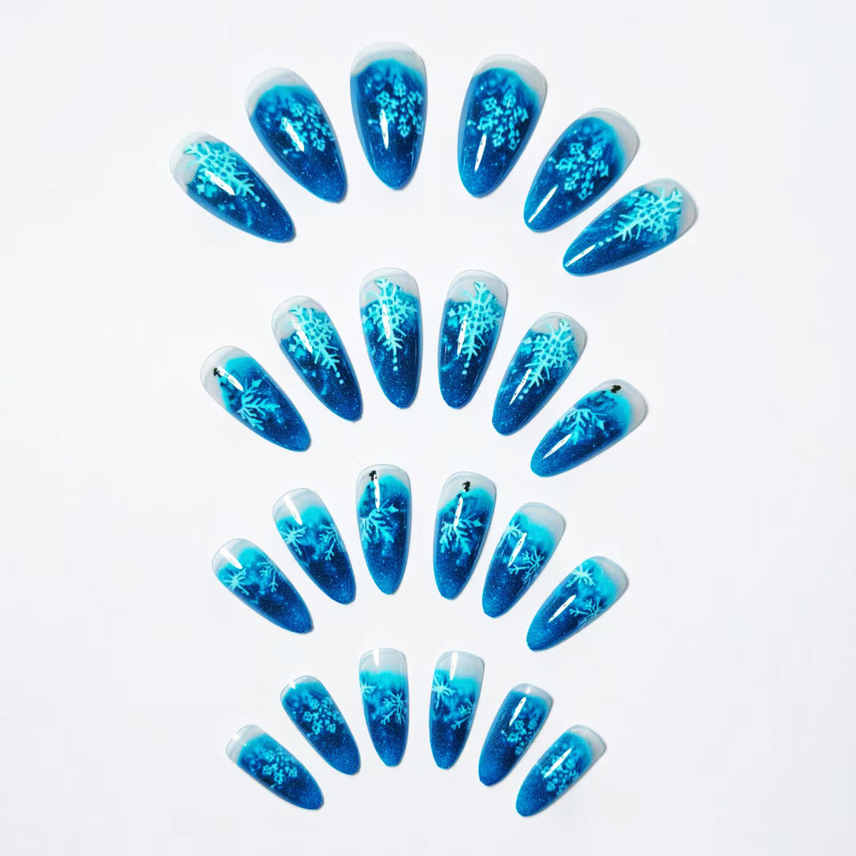 Diseño de uñas stiletto con estampado de copos de nieve
