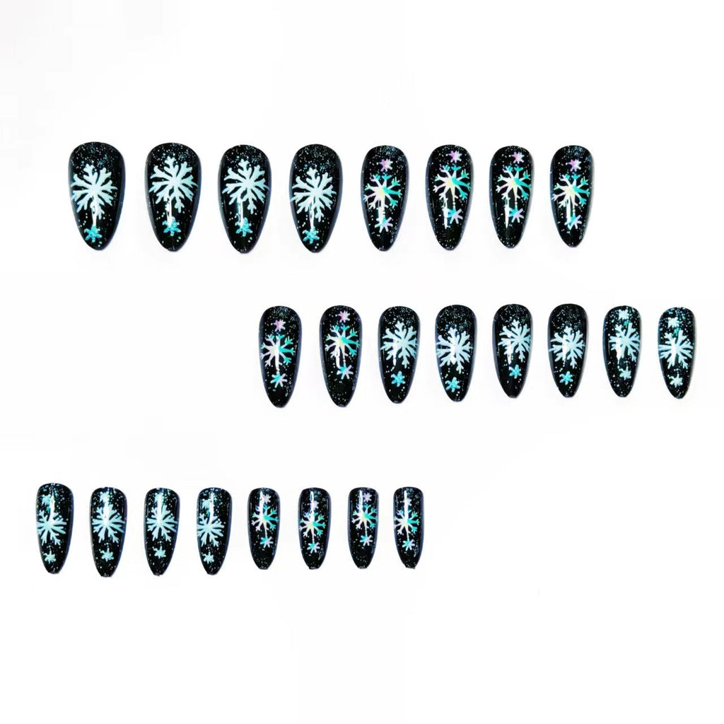 Arte de uñas creativo con copos de nieve