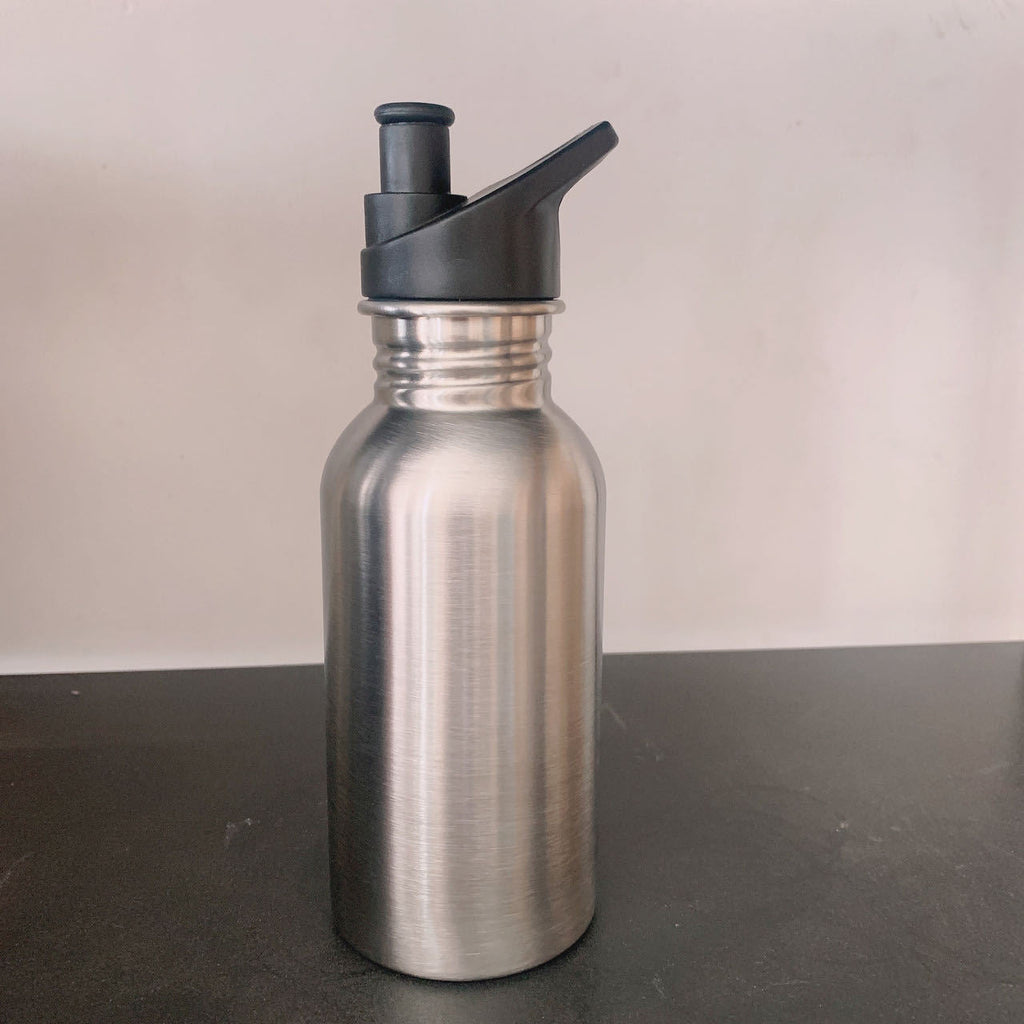 Botella de agua aislada