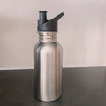Botella de agua aislada