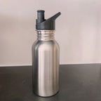 Botella de agua aislada