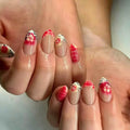 Extensiones de uñas con punta francesa floral