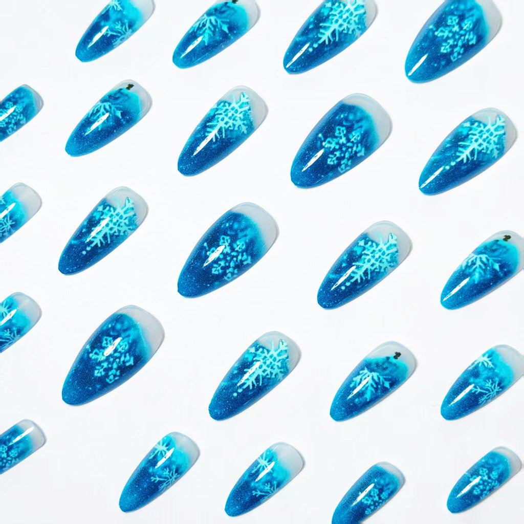 Diseño de uñas stiletto con estampado de copos de nieve
